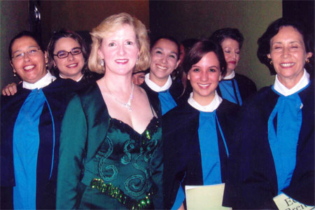 Barbara Kilduff with the chorus of Orquesta Sinfónico Nacional